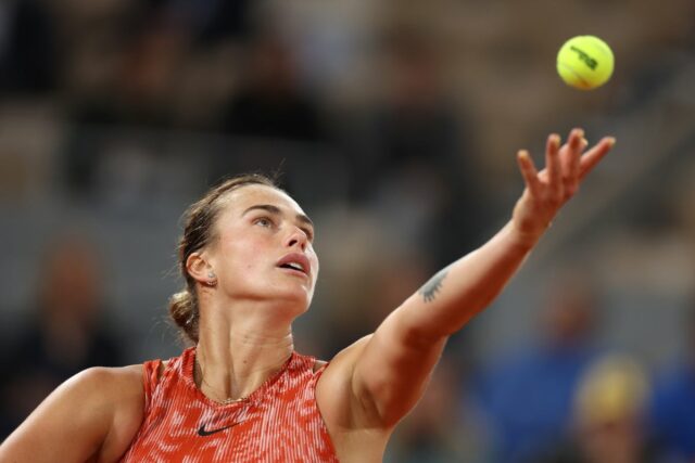 Kyrgios a Sabalenka budú mať po jednom podaní a ženská jednička bude brániť menšiu stranu kurtu (Getty Images)