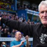 Mark Hughes, Bryan Robson a Mike Phelan z Manchestru United oslavujú víťazstvo v Premier League v sezóne 1993-94.