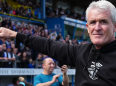 „Niektorí hovoria, že som našiel svoju úroveň“ – ako Hughes znovu získal iskru v Carlisle Mark Hughes, Bryan Robson a Mike Phelan z Manchestru United oslavujú víťazstvo v Premier League v sezóne 1993-94.