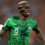 Piati nigérijskí hráči v bielom drese oslavujú gól v priateľskom zápase proti Egyptu v Káhire