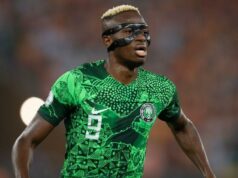 Nigéria je pripravená vyhrať vysnívaný Afcon – Osimhen Piati nigérijskí hráči v bielom drese oslavujú gól v priateľskom zápase proti Egyptu v Káhire