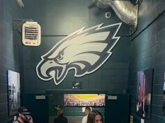 Nikki Bella z WWE (42) naďalej podnecuje klebety o rande s hviezdou NFL Cooperom DeJeanom, 22… ale je všetko tak, ako sa zdá? Hviezda WWE Nikki Bella priliala klebety, že chodí s Cooperom DeJeanom