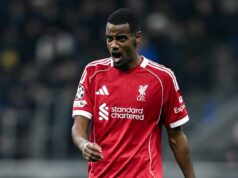 Nočná mora Alexandra Isaka z Liverpoolu naberá nový rozmer, keď Arne Slot prináša novinky Alexander Isak kričí počas zápasu Ligy majstrov za Liverpool