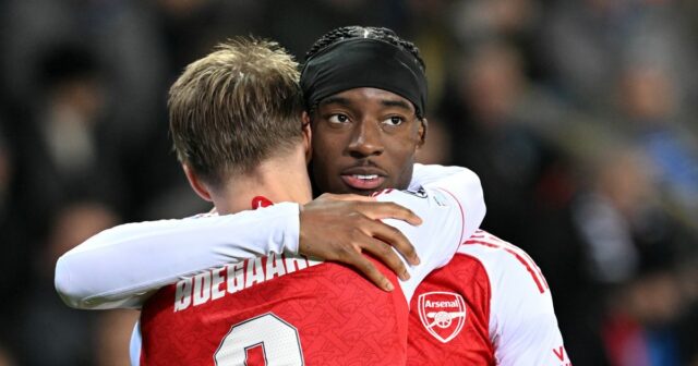 Noni Madueke pomáha Arsenalu vyriešiť hádanku zranení, keďže Mikel Arteta Noni Madueke z Arsenalu oslavuje druhý gól svojho tímu so spoluhráčom Martinom Odegaratom počas Ligy majstrov UEFA 2025/26 FÁZA MD6 MD6 Zápas medzi Club Brugge Kv a Arsenal FC na Jan Berydelstadion 10. decembra v Bruggách v Belgicku