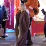 Anglický hráč Cole Palmer si vo štvrtok užil slávnostnú noc so svojou novou priateľkou Oliviou Holder (23) vo Winter Wonderland v londýnskom Hyde Parku.