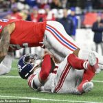 Jaxson Dart inkasoval niekoľko tvrdých zásahov v prvej štvrtine pondelňajšieho zápasu v Novom Anglicku