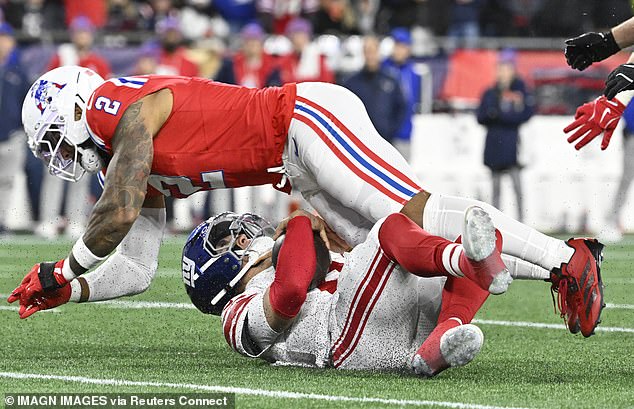 Nováčik Giants Jaxson Dart dostal dva brutálne zásahy na oplátku Jaxson Dart inkasoval niekoľko tvrdých zásahov v prvej štvrtine pondelňajšieho zápasu v Novom Anglicku