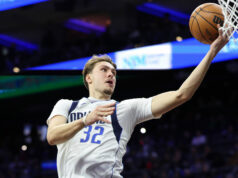 Nováčik Mavericks žiari tímovým vysokým bodovým ziskom napriek prehre s Kings (27. decembra) logo pochodového šialenstva