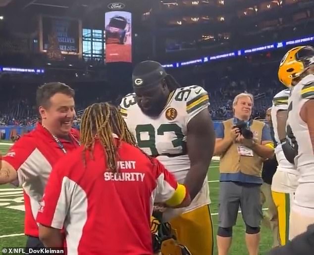 Nováčik Packers si získal fanúšikov zdieľaním moriaka s ochrankou po Obranný zákrok nováčika v Green Bay Nazir Stackhouse bol medzi hráčmi Packers, ktorí oslávili svoj rozruch 31:24 s Lions zvyčajným sviatkom Dňa Turecka na ihrisku.