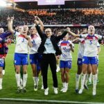 Novoročné vyznamenania 2026: Hviezdy levíc po triumfe na Eure s trénerkou Sarinou Wiegmanovou odovzdali čestné uznanie, keďže Daniel Levy dostal CBE