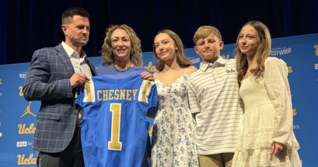 Nový futbalový tréner UCLA víta stredoškolských trénerov Nový futbalový tréner UCLA víta stredoškolských trénerov