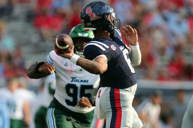 Nový tréner oponuje trénerovi lame-duck, keď sa Ole Miss postaví Futbal NCAA: Tulane v Mississippi