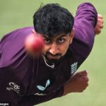 Zabudnutý anglický turista Ashes Shoaib Bashir je na pokraji podpisu zmluvy za Derbyshire