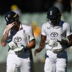 Na konci zápasu zostali na palubovke už len kapitán Ben Stokes a najlepší nadhadzovač tímu Jofra Archer.