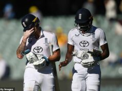 OLIVER HOLT: Anglickí slabí muži zlyhali Ben Stokes – roztopili sa ako zmrzlina na slnku v Adelaide v deň, keď Bazball stratil nervy, reputáciu a popol Na konci zápasu zostali na palubovke už len kapitán Ben Stokes a najlepší nadhadzovač tímu Jofra Archer.