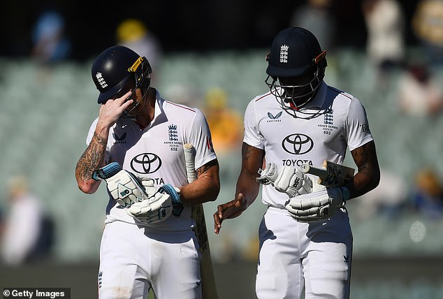 OLIVER HOLT: Anglickí slabí muži zlyhali Ben Stokes – roztopili Na konci zápasu zostali na palubovke už len kapitán Ben Stokes a najlepší nadhadzovač tímu Jofra Archer.