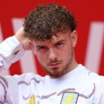 Harvey Elliott z Aston Villy sa prizerá počas zápasu Premier League medzi Sunderlandom a Aston Villou na Stadium of Light 21. septembra 2025 v Sunderlande v Anglicku.