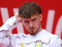 Objavili sa dve možnosti Harveyho Elliotta ako Unaia Emeryho o prepožičanom klientovi z Liverpoolu Harvey Elliott z Aston Villy sa prizerá počas zápasu Premier League medzi Sunderlandom a Aston Villou na Stadium of Light 21. septembra 2025 v Sunderlande v Anglicku.