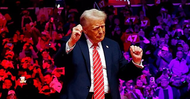 Novozvolený prezident Donald Trump tancuje na pódiu počas vystúpenia Village People 