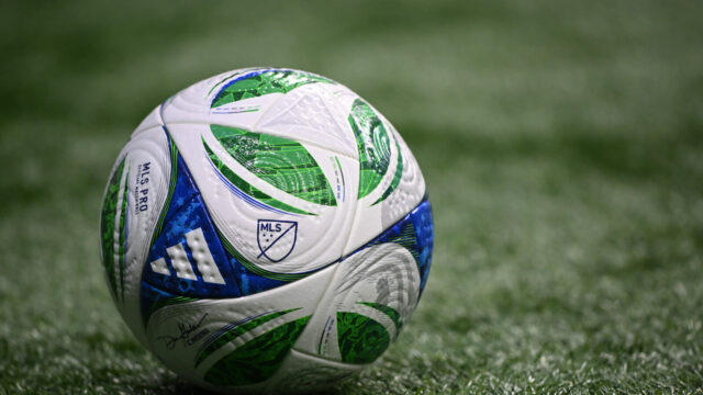 Obranca Manchestru United sa oficiálne vracia do tréningu po ťažkom zranení kolena
