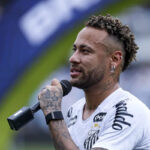 Obrázok: Neymar si „spomína“ na Barcelonu počas zotavovania sa po operácii kolena