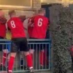 Obrovská bitka na futbalovom zápase, keď hráč zaútočil pred šatňou | Futbal | Šport