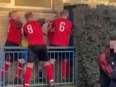 Obrovská bitka na futbalovom zápase, keď hráč zaútočil pred šatňou | Futbal | Šport Obrovská bitka na futbalovom zápase, keď hráč zaútočil pred šatňou | Futbal | Šport