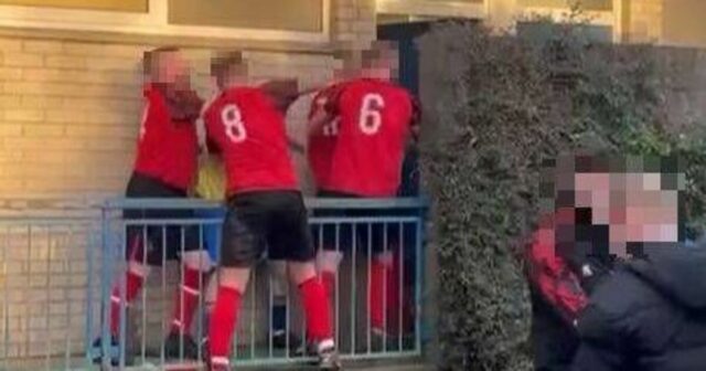 Obrovská bitka na futbalovom zápase, keď hráč zaútočil pred šatňou | Futbal | Šport
