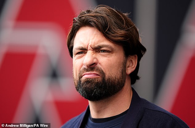 Od policajného sprievodu Russella Martina od nahnevaných fanúšikov až po Russella Martina museli odprevadiť zo štadióna Falkirku, aby sa vyhol nahnevaným fanúšikom Rangers