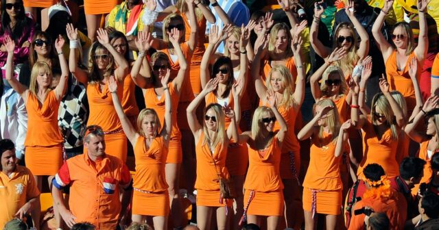 Odborník ITV dostal vrece po tom, čo modelky využili jeho Vedec NBC Sports Robbie Earl počas zápasu Premier League medzi Newcastle United a Aston Villa v St. James Park 12. augusta 2023 v Newcastle upon Tyne v Anglicku.