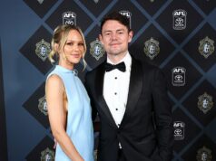 Odhalené: Nádherná reč o jeho manželke, ktorá by sa mohla vrátiť a prenasledovať Lachieho Nealeho, keď sa jeho manželstvo rozpadne Lachie Neale a jeho manželka Jules údajne strávili sviatočné obdobie v samostatných štátoch, pretože ich rozpad manželstva sa stále dostáva na titulky.