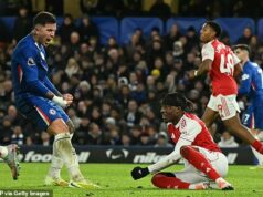 Odhalené: Neviditeľné momenty, ktoré ukazujú, že hviezdy Chelsea sa obracajú na bývalého spoluhráča Noniho Maduekeho po jeho odchode do Arsenalu za 52 miliónov libier – s horúcou hlavou Enza Fernandeza v strede recepcie bez straty lásky Noni Madueke sa po návrate do klubu dočkal od hráčov Chelsea drsne