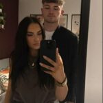 Priateľke Charlieho Manbyho Tii bude umožnené zúčastniť sa jeho zápasu majstrovstiev sveta v šípkach dnes večer v osemfinále proti Gian van Veenovi.