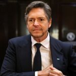 Primátor Melbourne Nick Reece (na obrázku) prehral veľmi zahanbujúcu stávku so starostom Londýna Sadiqom Khanom po tom, čo Anglicko v sobotu na MCG vyhralo štyri góly.