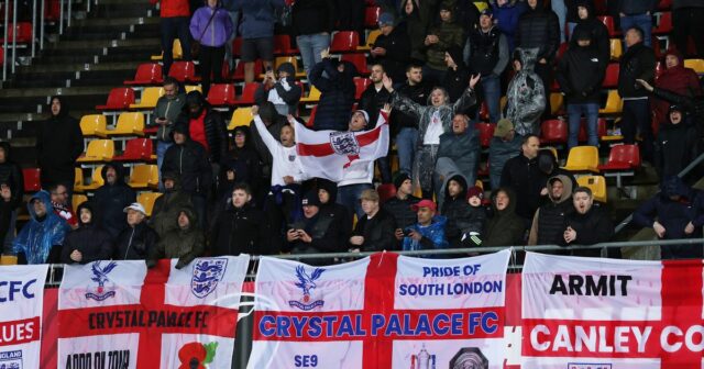 Fanúšikovia Anglicka na zápase kvalifikácie MS proti Lotyšsku