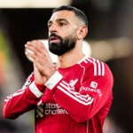 Mohamed Salah z Liverpoolu ďakuje fanúšikom za podporu po zápase fázy MD5 Ligy majstrov UEFA 2025/26 medzi Liverpool FC a PSV Eindhoven na Anfielde 26. novembra 2025 v Liverpoole v Anglicku.