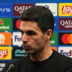 Hlavný tréner Mikel Arteta z Arsenalu hovorí počas tlačovej konferencie