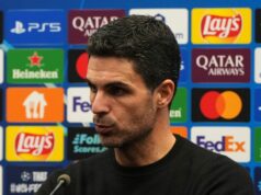 Odpoveď Mikela Artetu na otázku týkajúcu sa prestupu hovorí za veľa uprostred krízy zranení Arsenalu Hlavný tréner Mikel Arteta z Arsenalu hovorí počas tlačovej konferencie