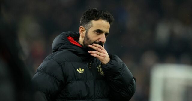 Oficiálne sa o prestupe z Man Utd rozhodlo ako extra Amorim sa pozerá z postrannej čiary.