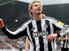 Ofsajdová technológia „dole“ počas súboja Chelsea proti Newcastlu United uprostred hodnotenia VAR Nick Woltemade