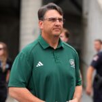 Futbalový tréner Ohio University Brian Smith bol prepustený za to, čo škola nazýva „vážne profesionálne pochybenie“. Konkrétne obvinenia voči Smithovi ešte nie sú verejné