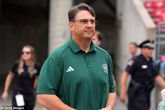 Ohio prepustilo trénera Briana Smitha kvôli ďalšiemu záhadnému prepusteniu počas Futbalový tréner Ohio University Brian Smith bol prepustený za to, čo škola nazýva „vážne profesionálne pochybenie“. Konkrétne obvinenia voči Smithovi ešte nie sú verejné