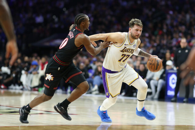 Ohlasovateľ Sixers má brutálny výkop na Luka Doncic a Lakers logo pochodového šialenstva