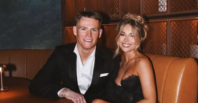 Ohromujúci WAG Scotta McTominaya dostal po prestupe z Man Utd Cam Reading si robí selfie