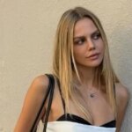 Dani Olmo sleduje zápas medzi Brooklyn Nets a Milwaukee Bucks 26. decembra 2024 vo Fiserv Forum Center v Milwaukee, Wisconsin.