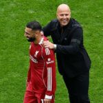 Tabuľka s názvom "Salah nevyhráva svoje individuálne bitky ako kedysi"podrobne popisuje jeho kariéru v Premier League v Liverpoole so štatistikami o úspešnosti duelov a úspešnosti driblovania v sezónach 2017-18 až 2025-26. Zdrojom sú Opta a BBC.