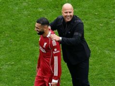 Oplatilo sa Slotovi rozhodnutie sekery Salaha? Tabuľka s názvom "Salah nevyhráva svoje individuálne bitky ako kedysi"podrobne popisuje jeho kariéru v Premier League v Liverpoole so štatistikami o úspešnosti duelov a úspešnosti driblovania v sezónach 2017-18 až 2025-26. Zdrojom sú Opta a BBC.