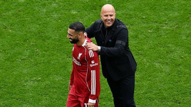 Oplatilo sa Slotovi rozhodnutie sekery Salaha? Tabuľka s názvom "Salah nevyhráva svoje individuálne bitky ako kedysi"podrobne popisuje jeho kariéru v Premier League v Liverpoole so štatistikami o úspešnosti duelov a úspešnosti driblovania v sezónach 2017-18 až 2025-26. Zdrojom sú Opta a BBC.