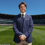 Oscar Piastri je zobrazený na MCG v druhý deň testu Boxing Day, kde sa mu časť davu posmievala, keď sa objavil na ihrisku.