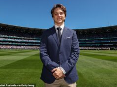 Oscar Piastri sa vysmieva na Boxing Day Test, keď fanúšikovia kriketu kopú do hviezdy Aussie F1, keď je na dne Oscar Piastri je zobrazený na MCG v druhý deň testu Boxing Day, kde sa mu časť davu posmievala, keď sa objavil na ihrisku.